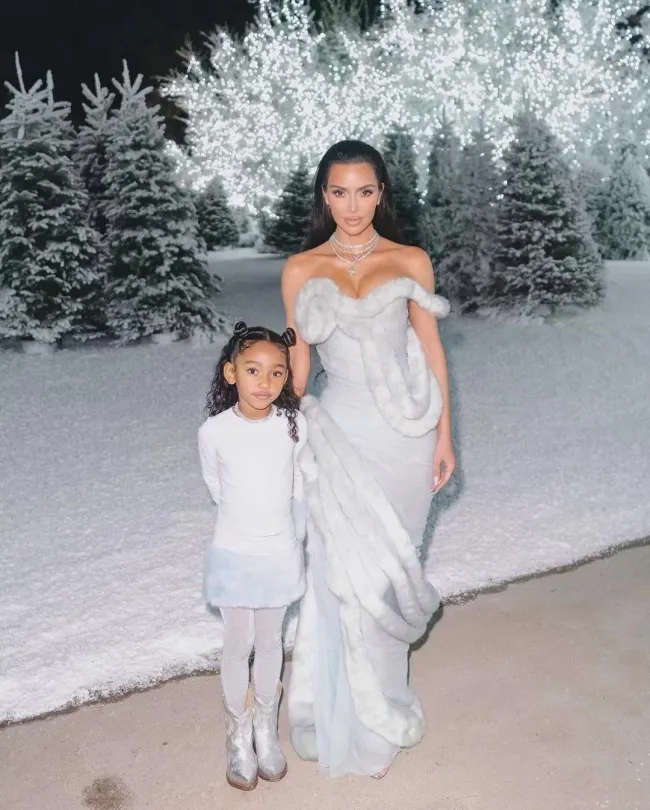 Kim Kardashian posando con Chicago West