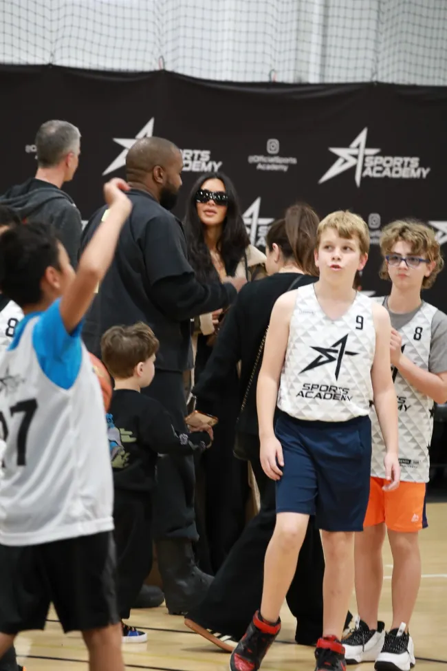 Kim Kardashian y Kanye West en el partido de baloncesto de su hijo Saint.