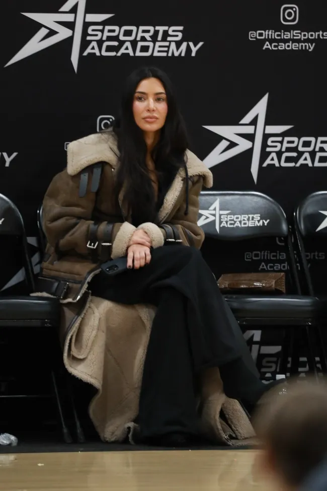 Kim Kardashian en el partido de baloncesto de su hijo Saint.