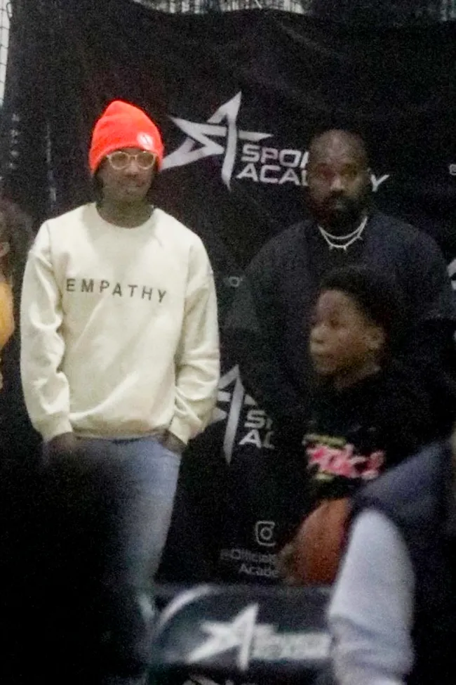 Kanye West en el partido de baloncesto de su hijo Saint.