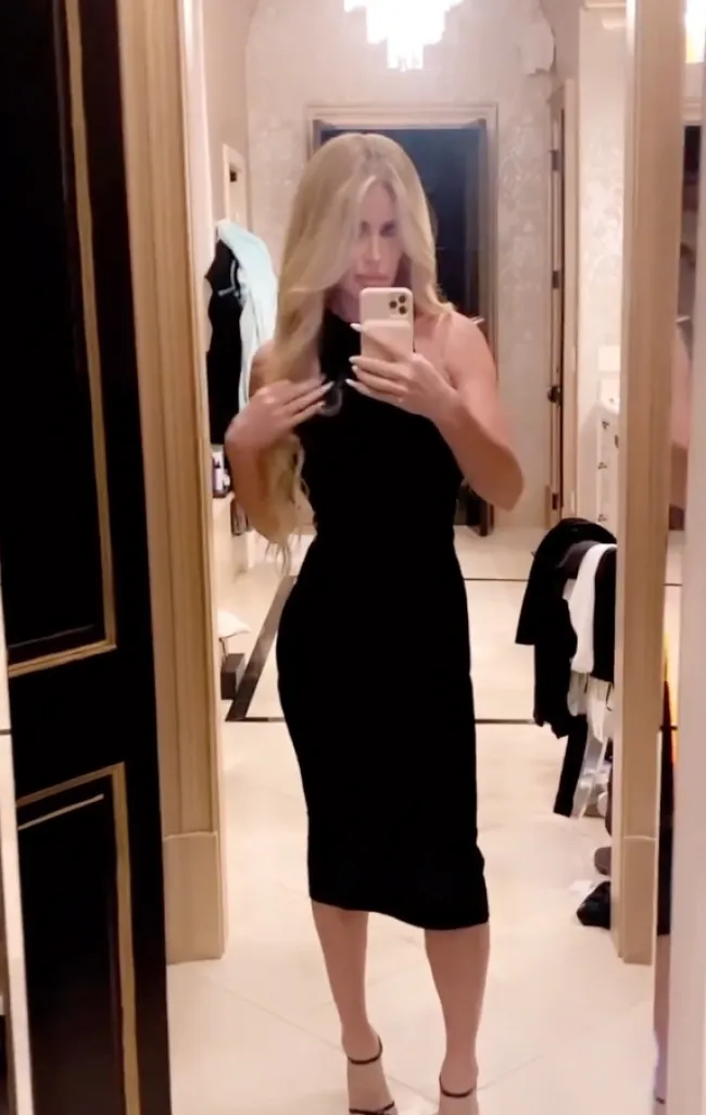 Kim Zolciak haciéndose un selfie en el espejo.