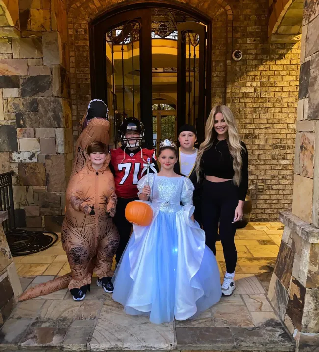 Kim Zolciak con sus hijos frente a su casa en Halloween.