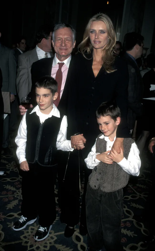 Kimberly Conrad y Hugh Hefner con sus hijos.