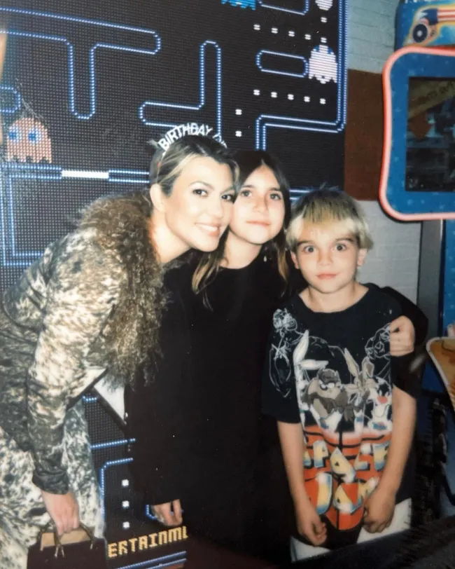 Kourtney Kardashian posando con Penélope Disick y Reign Disick