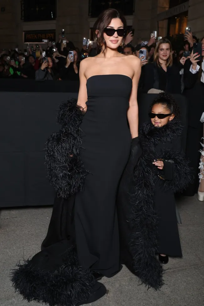 Kylie Jenner y Stormi Webster durante la Semana de la Moda de París.