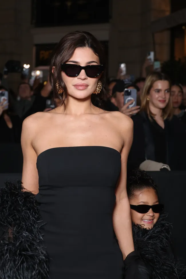 Kylie Jenner y Stormi Webster durante la Semana de la Moda de París.