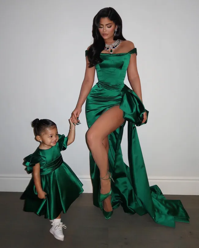 Kylie Jenner y Stormi Webster con vestidos verdes a juego.