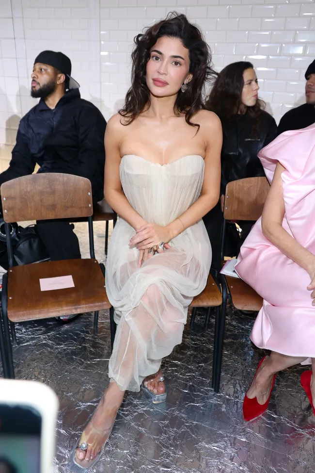 Kylie Jenner asiste al desfile de Alta Costura Primavera/Verano 2024 de Jean Paul Gaultier como parte de la Semana de la Moda de París