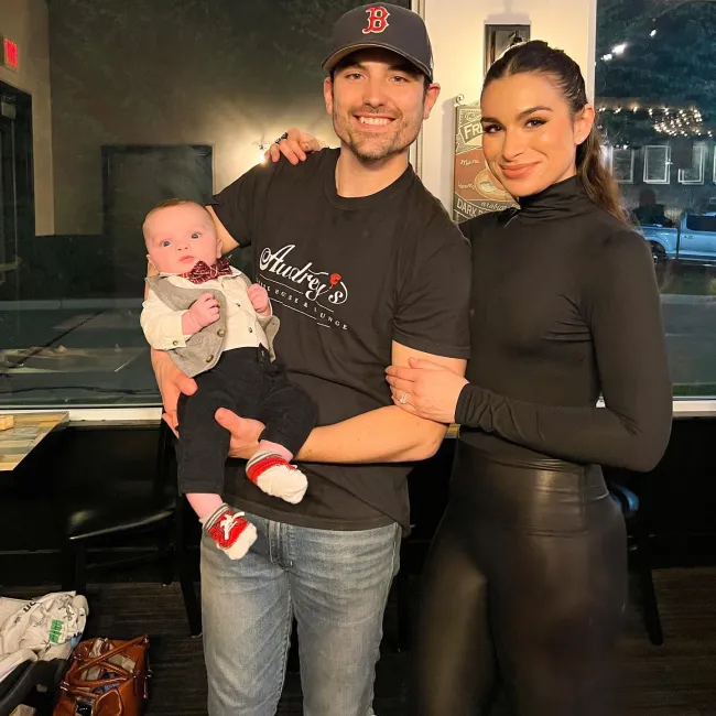 Ashley Iaconetti y Jared Haibon con su hijo