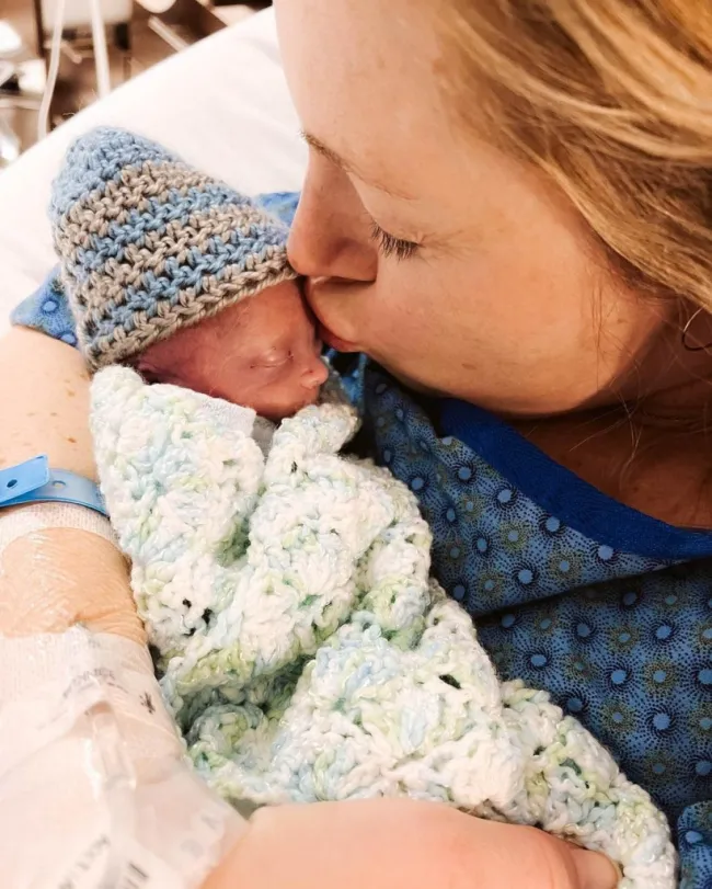 sarah herron besando a su bebé recién nacido