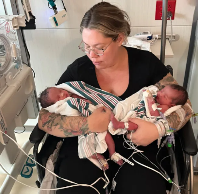 Kailyn Lowry sostiene a sus gemelos recién nacidos en el hospital