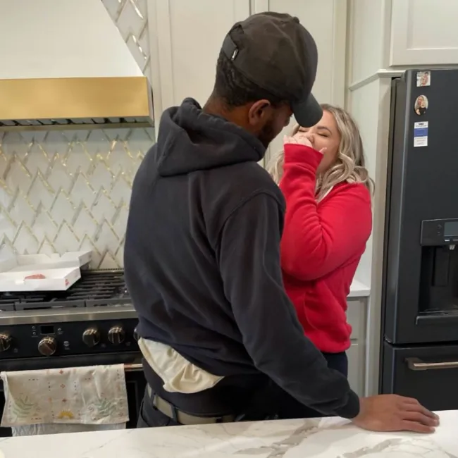 Kailyn Lowry y su novio Elijah Scott se ríen en su cocina