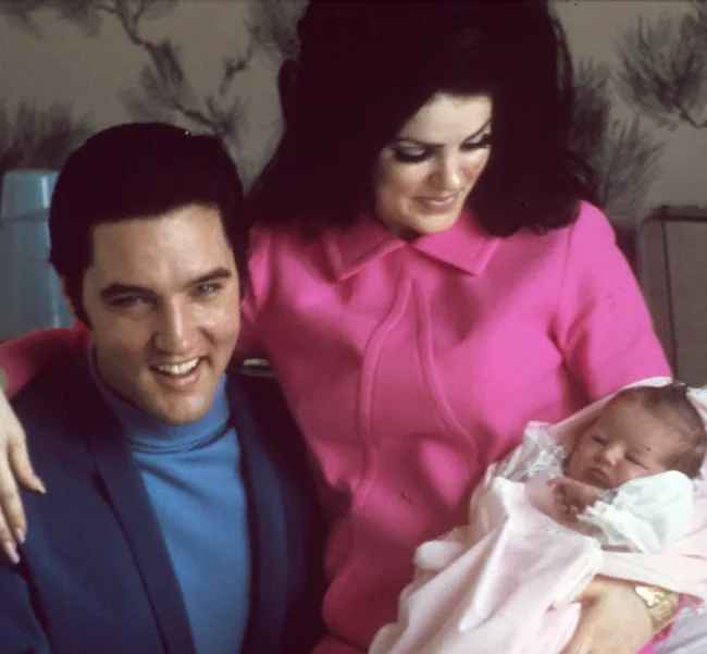 Elvis, Priscila y Lisa Presley.