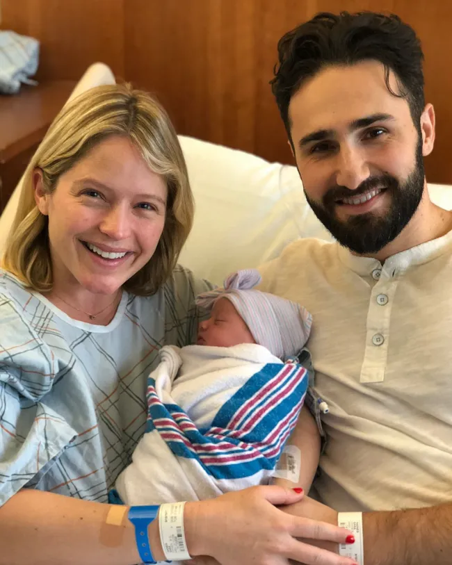 Sara Haines y su marido, Max Shifrin, en el hospital con su recién nacido.