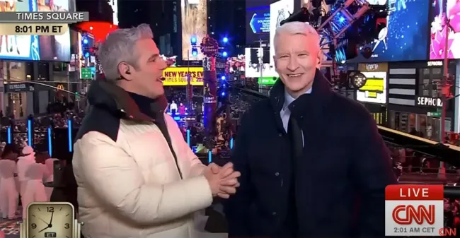 Andy Cohen y Anderson Cooper presentando el especial NYE de CNN.