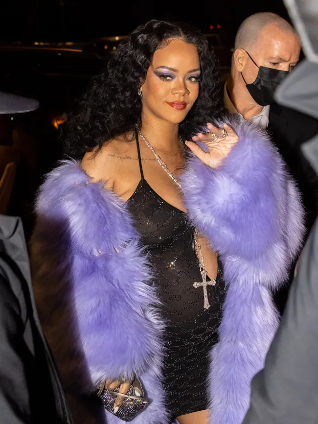 Rihanna con un abrigo morado