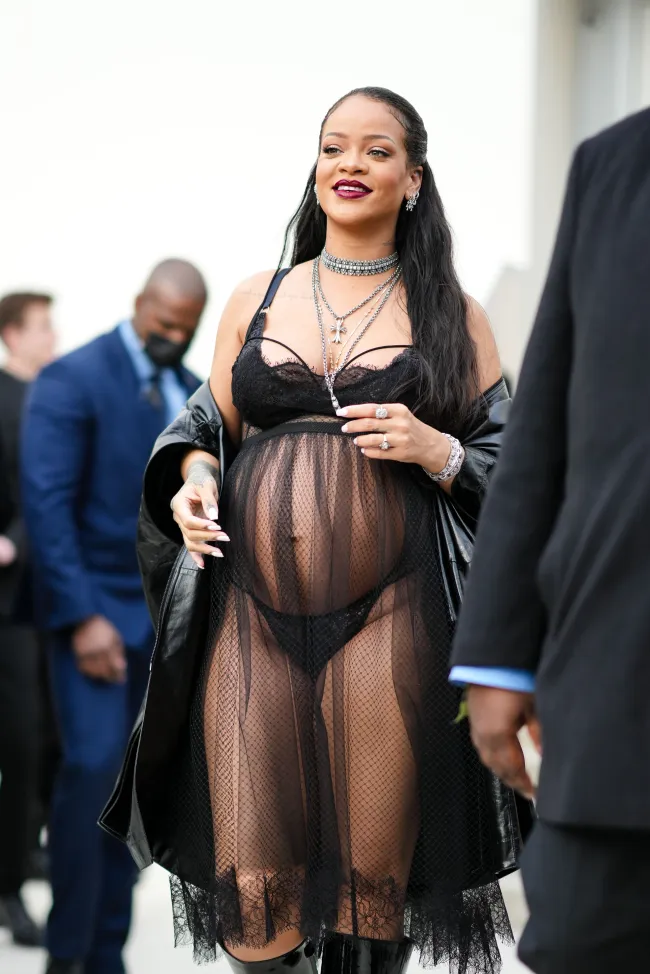 Rihanna con un vestido transparente de Dior durante el embarazo.