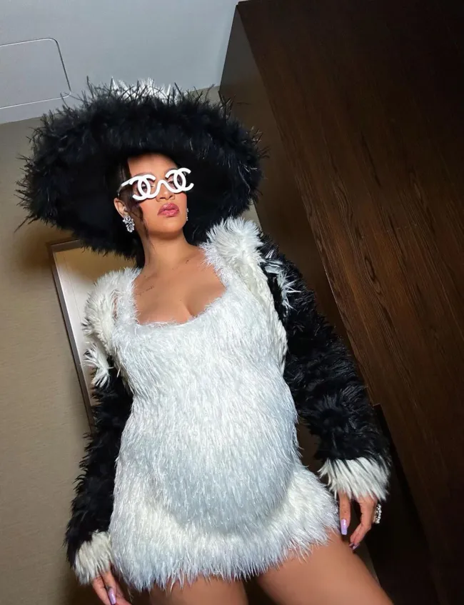 Rihanna con un minivestido de piel blanco durante el embarazo