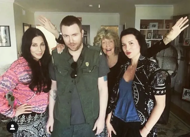 Cher, Elijah Allman, Georgia Holt y Marieangela King posando en la sala de una casa