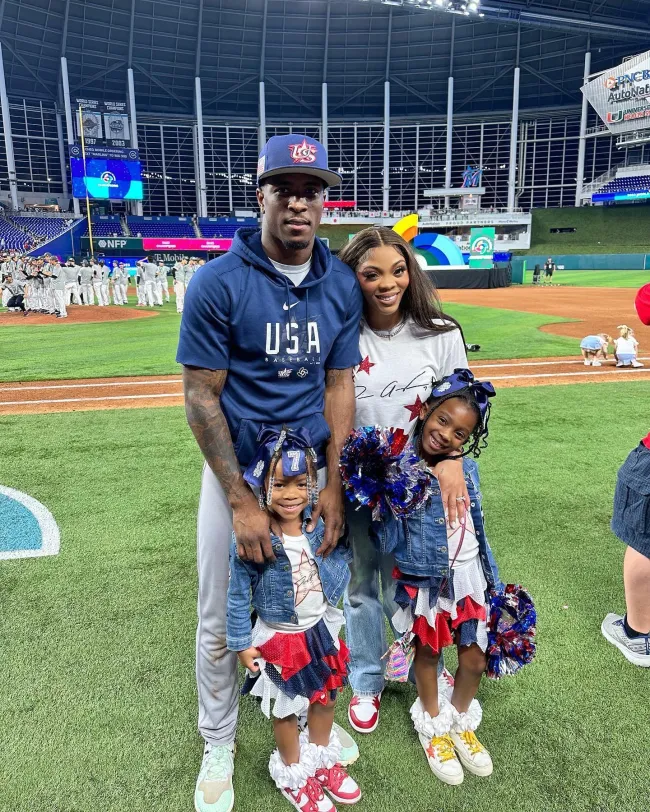 Tm Anderson y Bria Anderson con sus dos hijas.