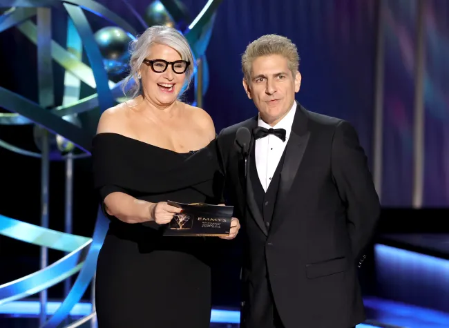 Lorraine Bracco y Michael Imperioli en los premios Emmy.