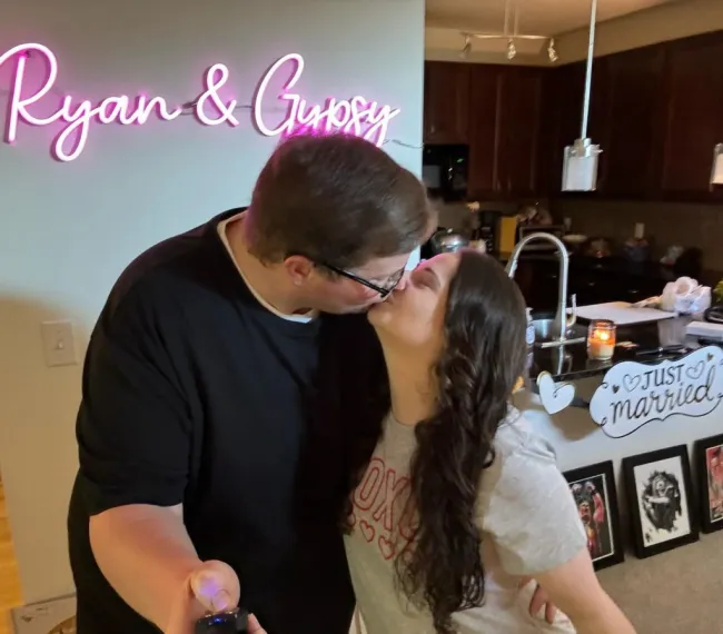 La gitana Rose Blanchard besando a su marido Ryan Anderson