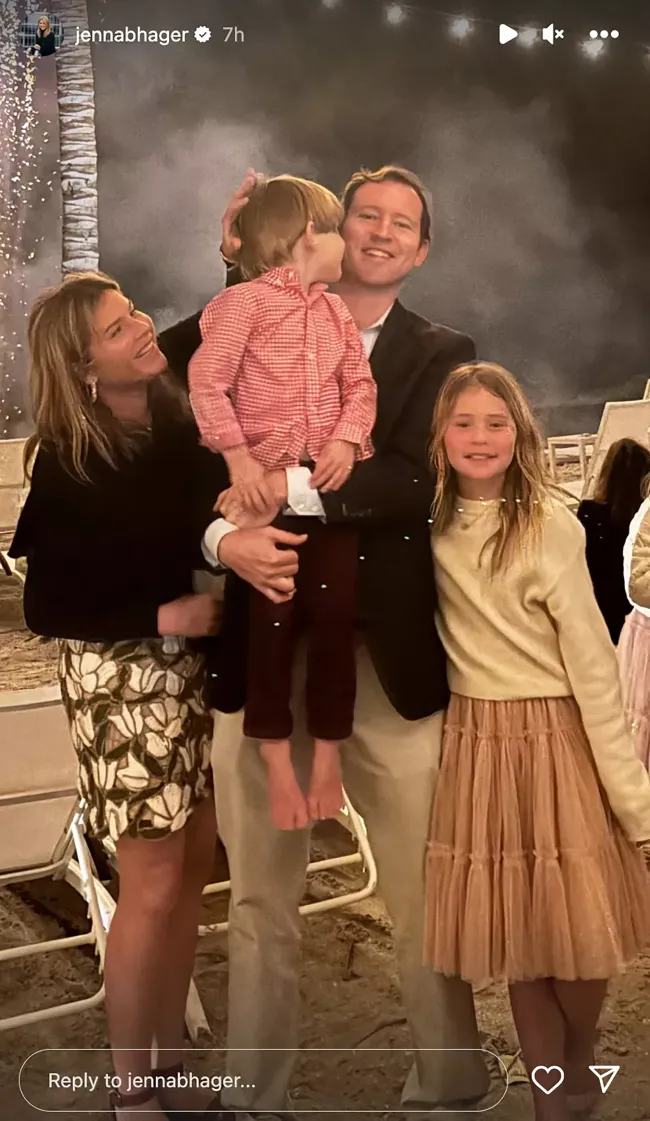 Jenna Bush Hager y Henry Hager posando con sus tres hijos