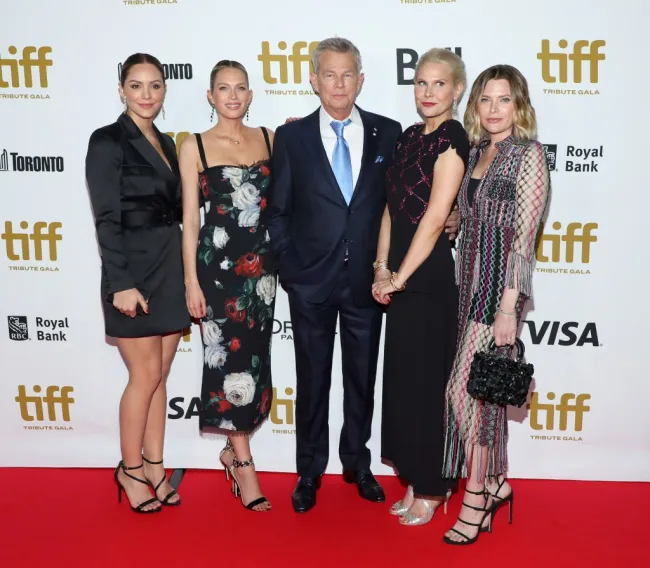 David Foster con cuatro de sus hijas
