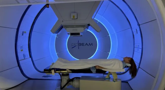 isabella strahan acostada en una máquina de resonancia magnética