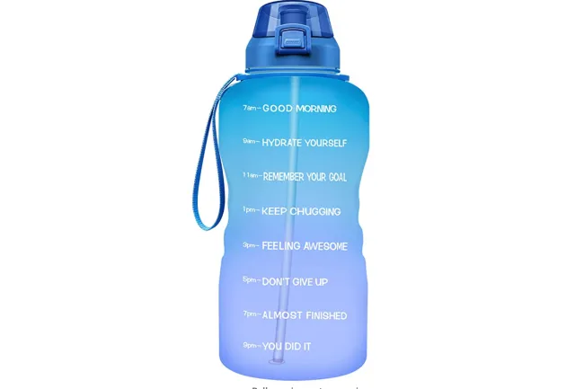 Una botella de agua azul
