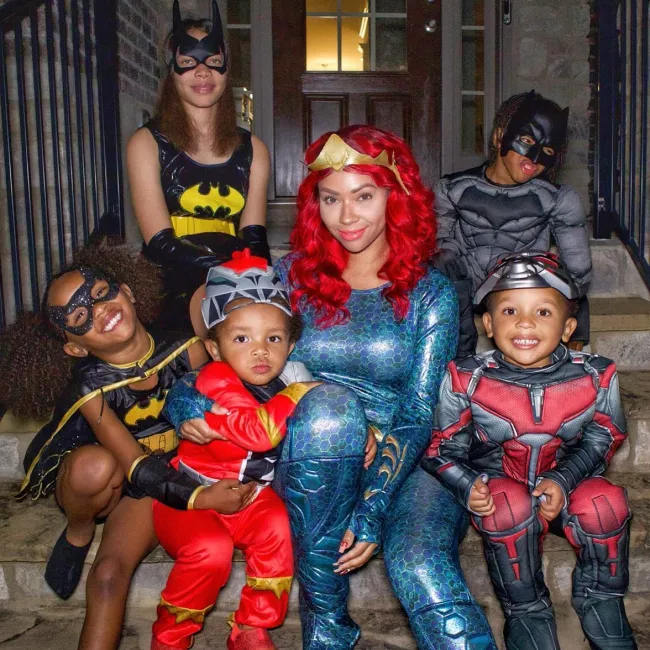 Kia Proctor con sus cinco hijos disfrazados de Halloween.