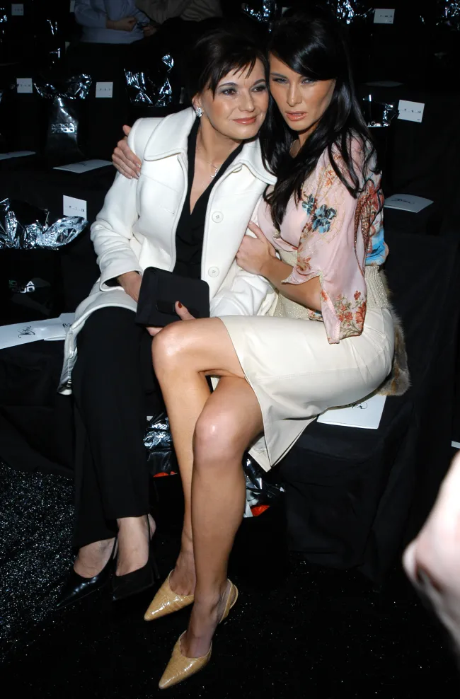 Melania Trump con su madre Amalija durante la Semana de la Moda Olympus de otoño de 2004.