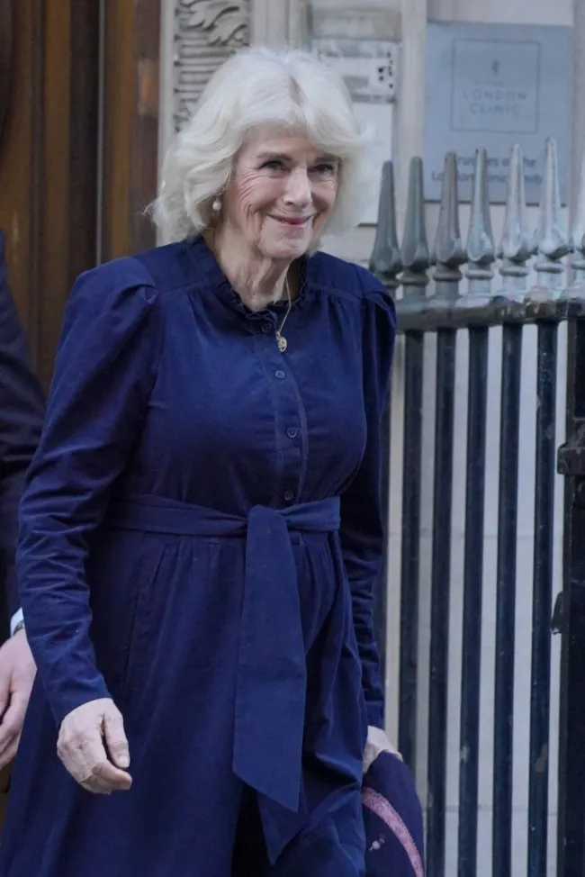 La reina Camilla sonriendo al salir de la Clínica de Londres en enero de 2024