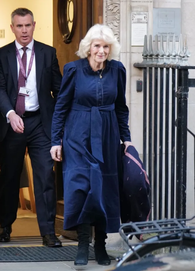 La reina Camilla sonriendo al salir de la Clínica de Londres en enero de 2024