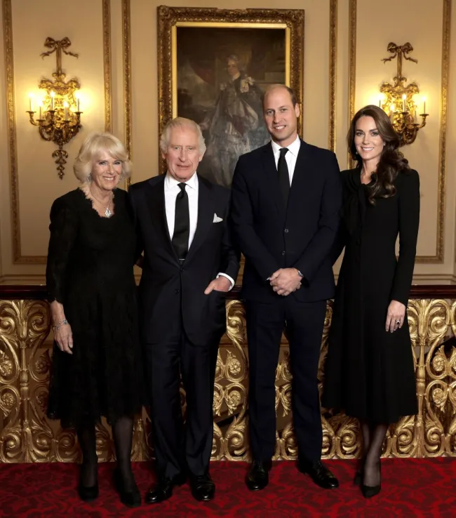 La reina Camilla, el rey Carlos III, el príncipe Guillermo, príncipe de Gales y Catalina, princesa de Gales, sonríen en 2022