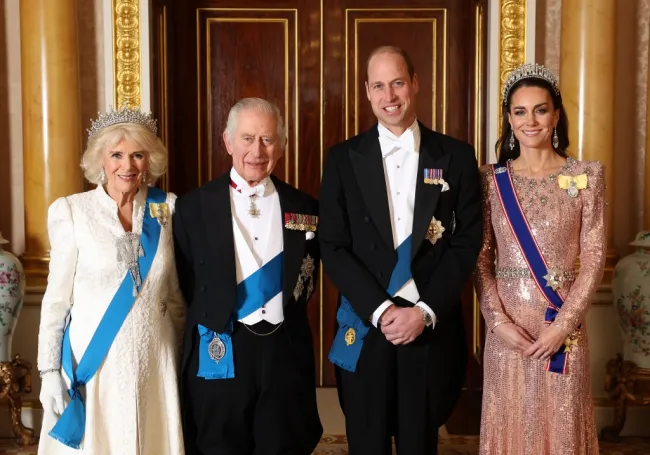 La reina Camilla, el rey Carlos III, el príncipe Guillermo, príncipe de Gales y Catalina, princesa de Gales, sonríen en diciembre de 2023