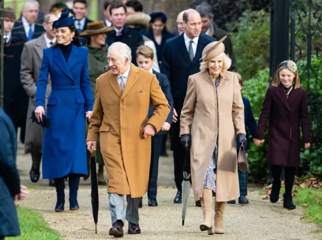 El rey Carlos III, la reina Camilla, Catalina, la princesa de Gales, el príncipe Jorge de Gales, el príncipe Guillermo, el príncipe de Gales y más caminan en diciembre de 2023