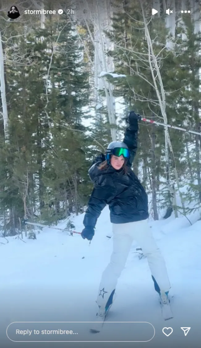 Stormi Bree esquiando