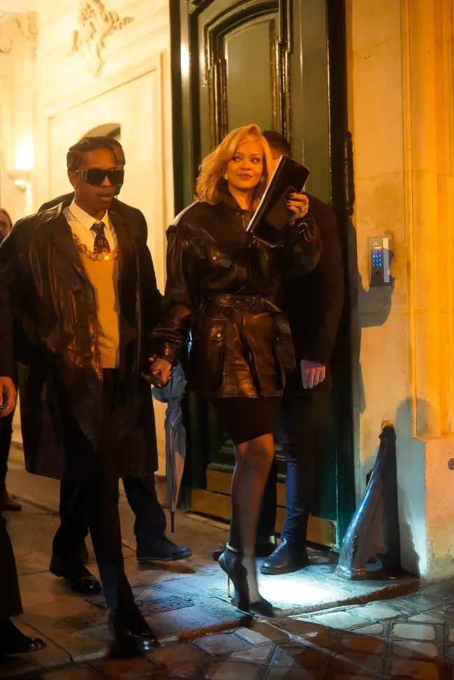 Rihanna y ASAP Rocky fueron vistos saliendo con estilo del Palacio del Elíseo.