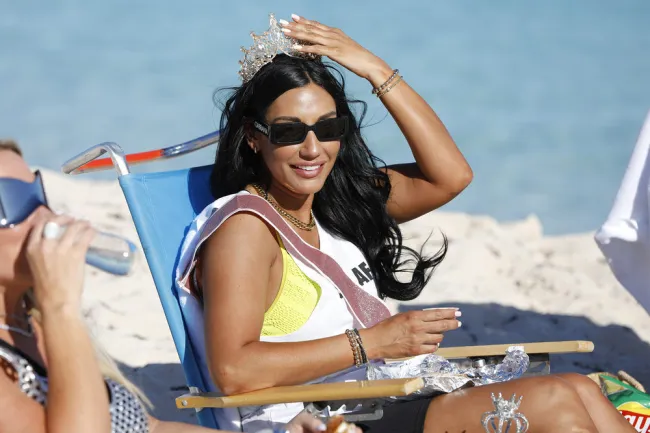 Mónica García sentada en la playa