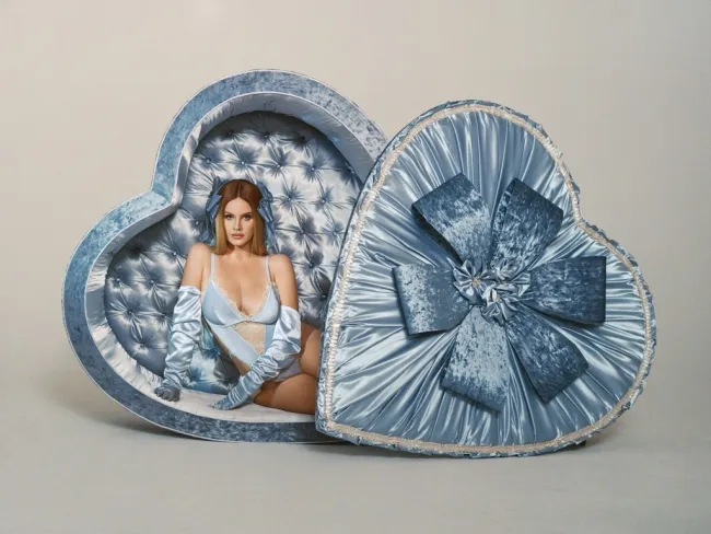 Lana Del Rey con un corazón de terciopelo azul