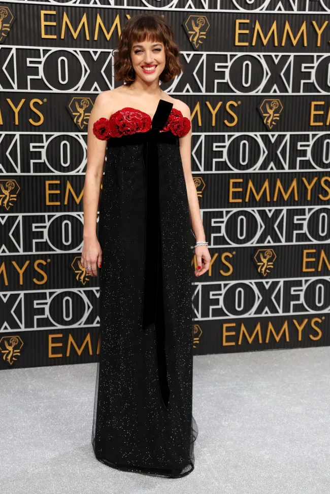 Beatrice Grannò asiste a la 75ª edición de los premios Primetime Emmy en el Peacock Theatre el 15 de enero de 2024 en Los Ángeles, California.