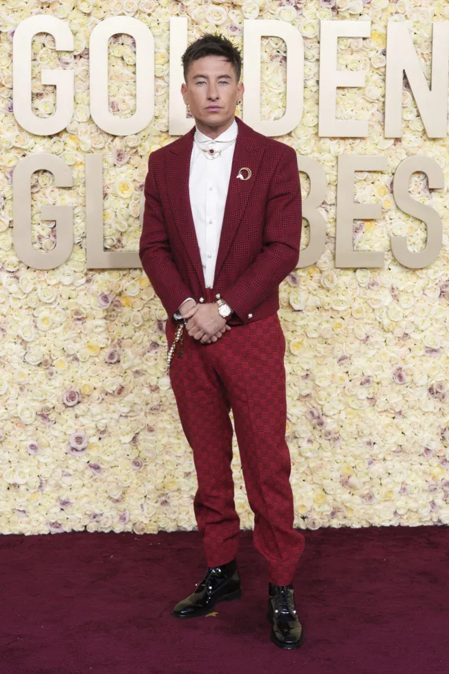 Barry Keoghan llega a la 81ª edición de los Globos de Oro el domingo 7 de enero de 2024 en el Beverly Hilton de Beverly Hills, California.