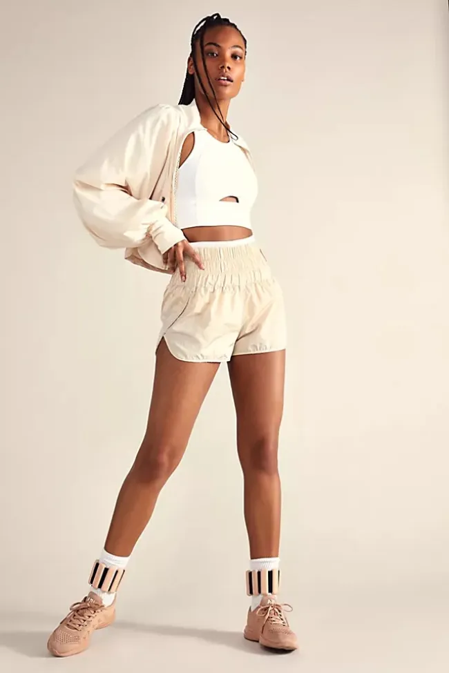 Una modelo con pantalones cortos color canela.