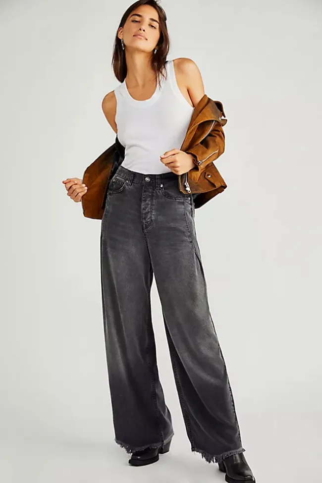 Una modelo con jeans holgados