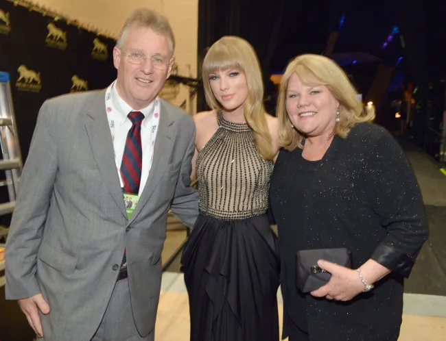 Taylor Swift con sus padres.