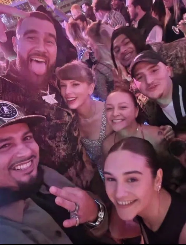 Selfie grupal de Travis Kelce y Taylor Swift.