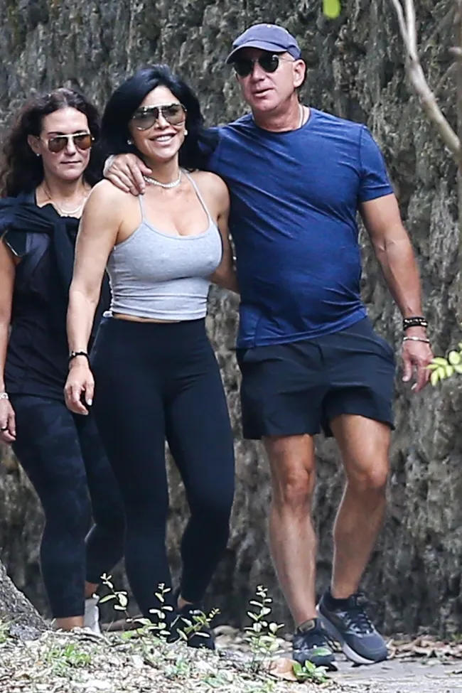Lauren Sánchez y Jeff Bezos caminando juntos.