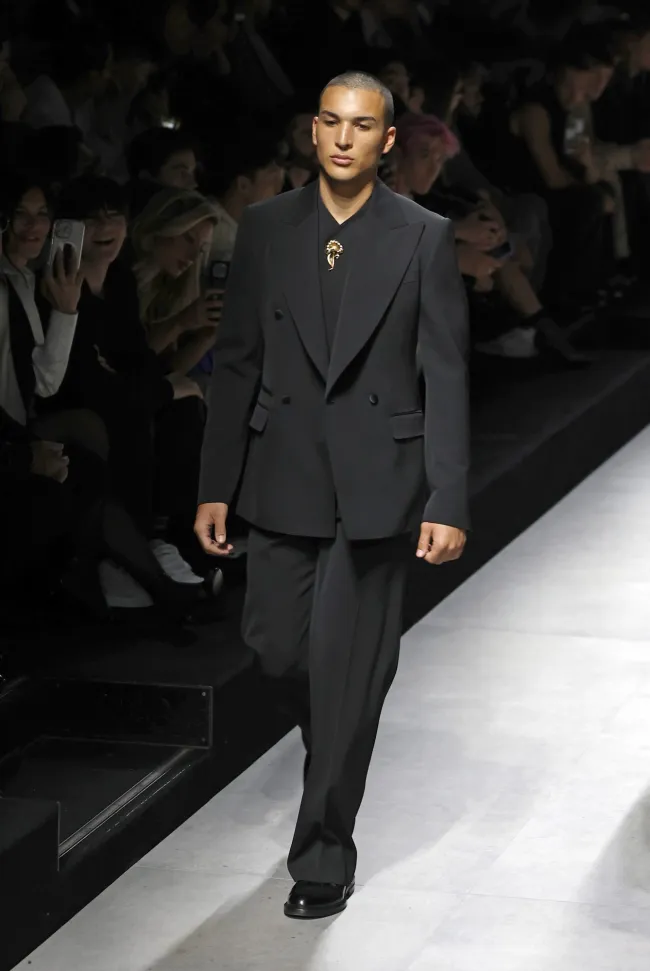 Nikko González en la moda masculina de Dolce Gabbana otoño invierno 2024-25 Mila