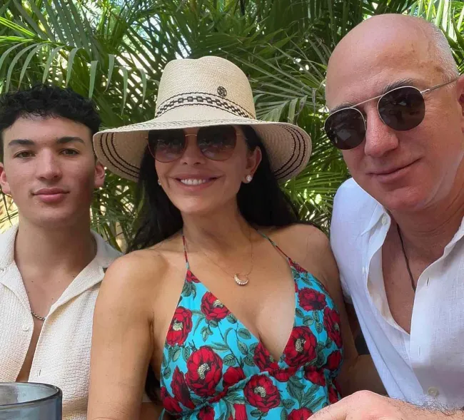 Jeff Bezos y Lauren Sánchez posando para una foto con su hijo.